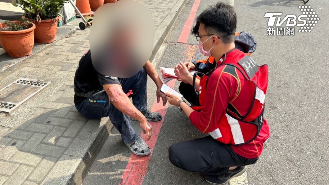 台南民宿瓦斯氣爆，工人2度灼傷送醫。（圖／TVBS）