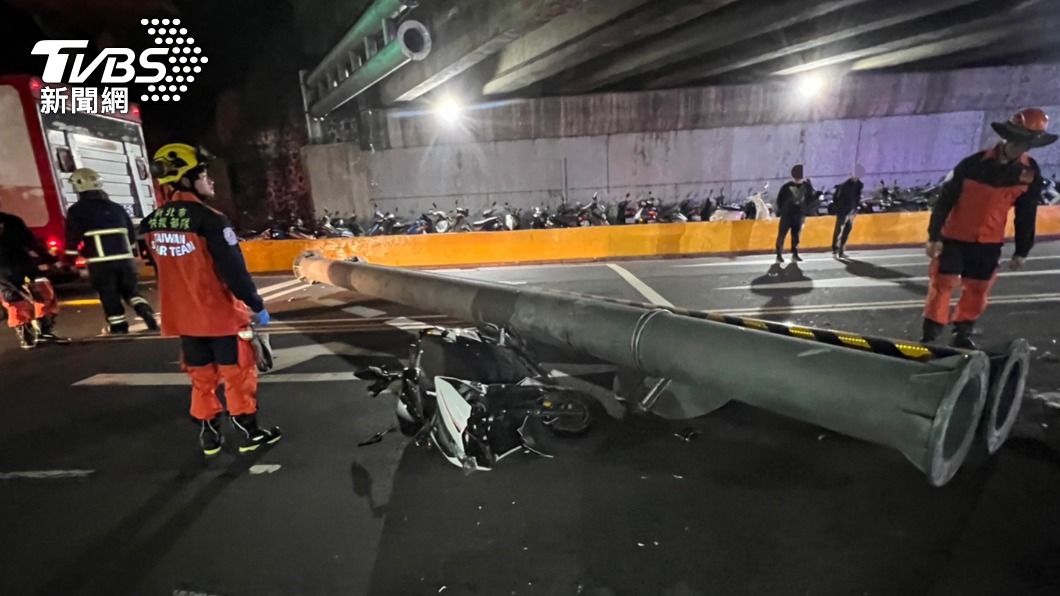 隧道防撞桿遭兩輛大貨車撞擊毀損，波及一名女騎士。（圖／TVBS）
