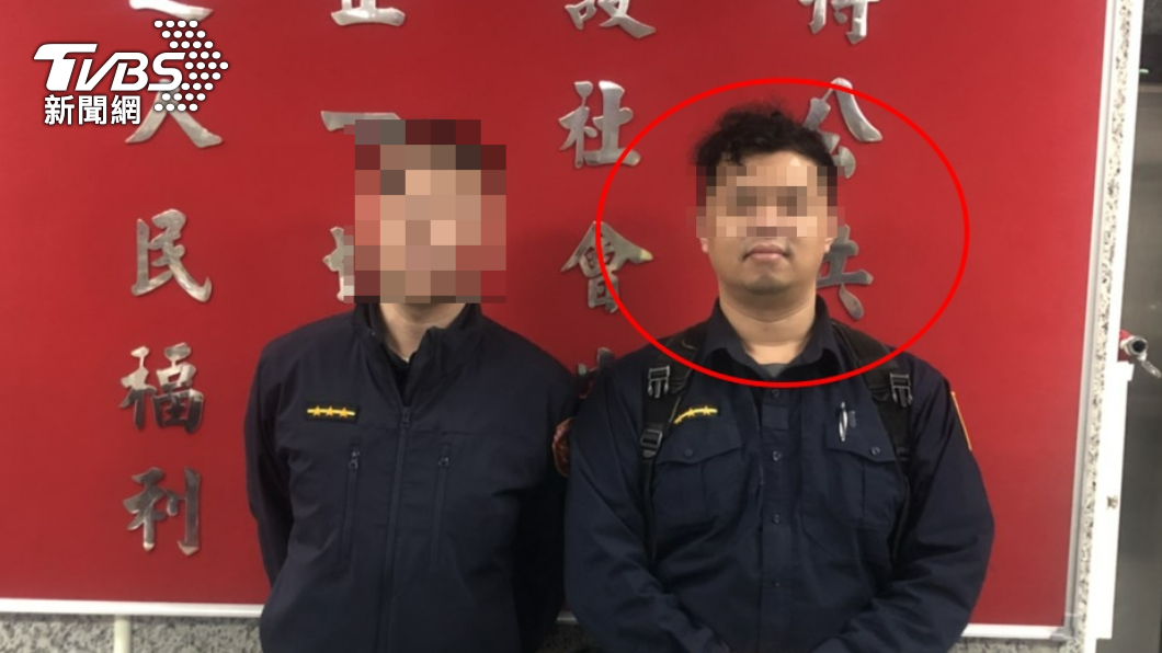 男警（右、紅圈者）涉嫌猥褻女性嫌疑人遭起訴。（圖／TVBS）