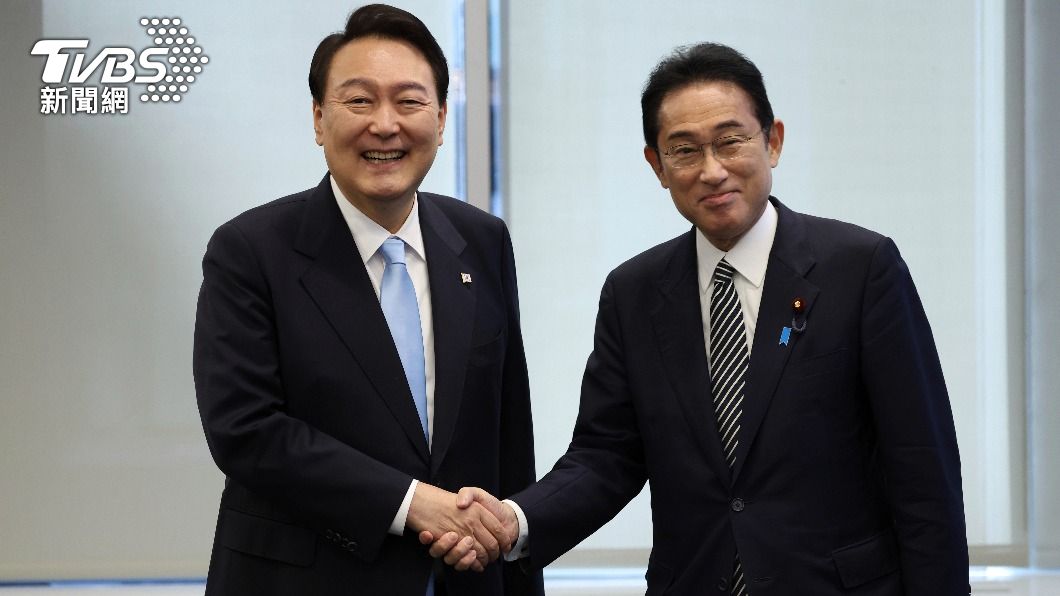 日本首相岸田文雄（右）16日將與南韓總統尹錫悅（左）在東京會面。（圖／達志影像美聯社）