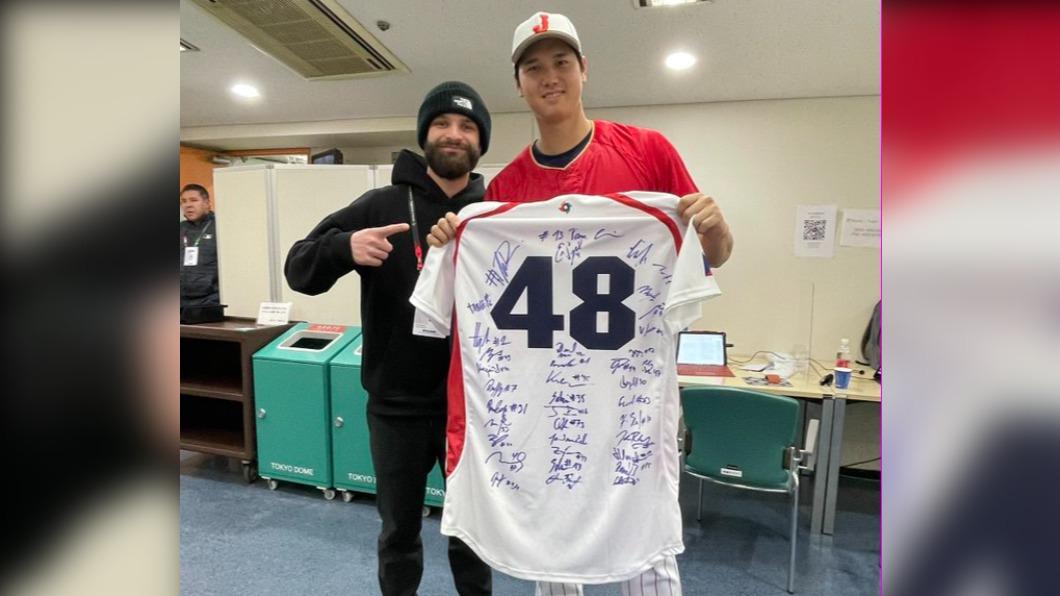 捷克沙托里亞（Ondrej Satoria）拿著全隊簽名球衣與大谷合影。（圖／翻攝自 推特@OndrejSatoria）