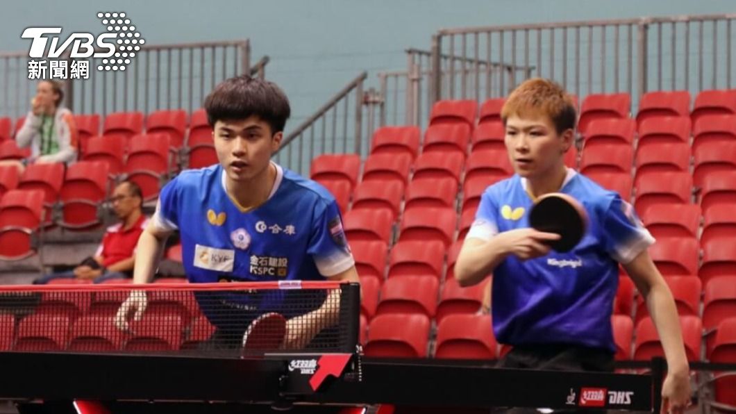 林昀儒（左）搭檔陳思羽（右）14日在WTT新加坡大滿貫賽混雙8強賽擊敗香港。 （圖／中央社）