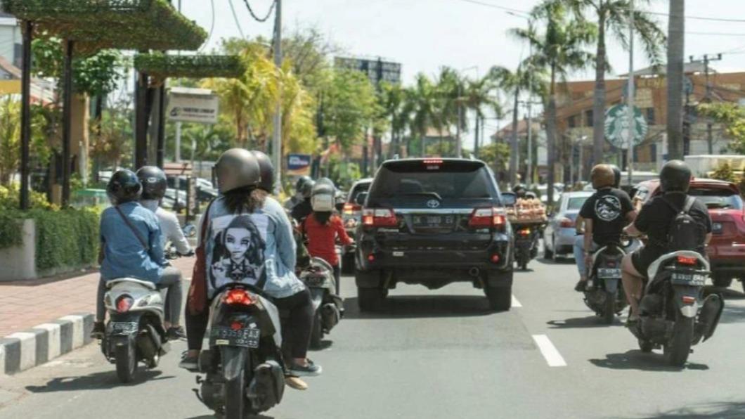 為遏止「三寶」造成交通亂象，峇里島政府有意「禁止外國旅客租機車」。（圖／翻攝自《海峽時報》）