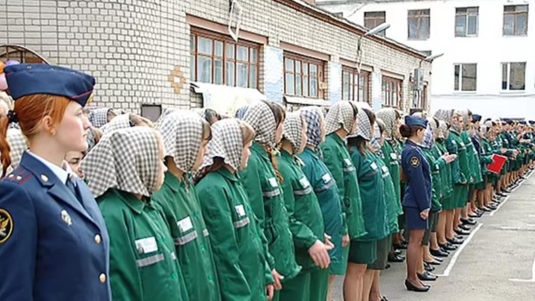 為填補人力缺口，俄羅斯竟開始找「女囚」上戰場。（圖／翻攝自《每日郵報》）