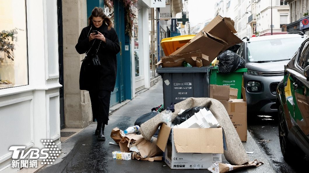 大批清潔隊與焚化爐人員加入罷工，讓巴黎陷入大批垃圾無人處理的尷尬處境。（圖／達志影像路透社）