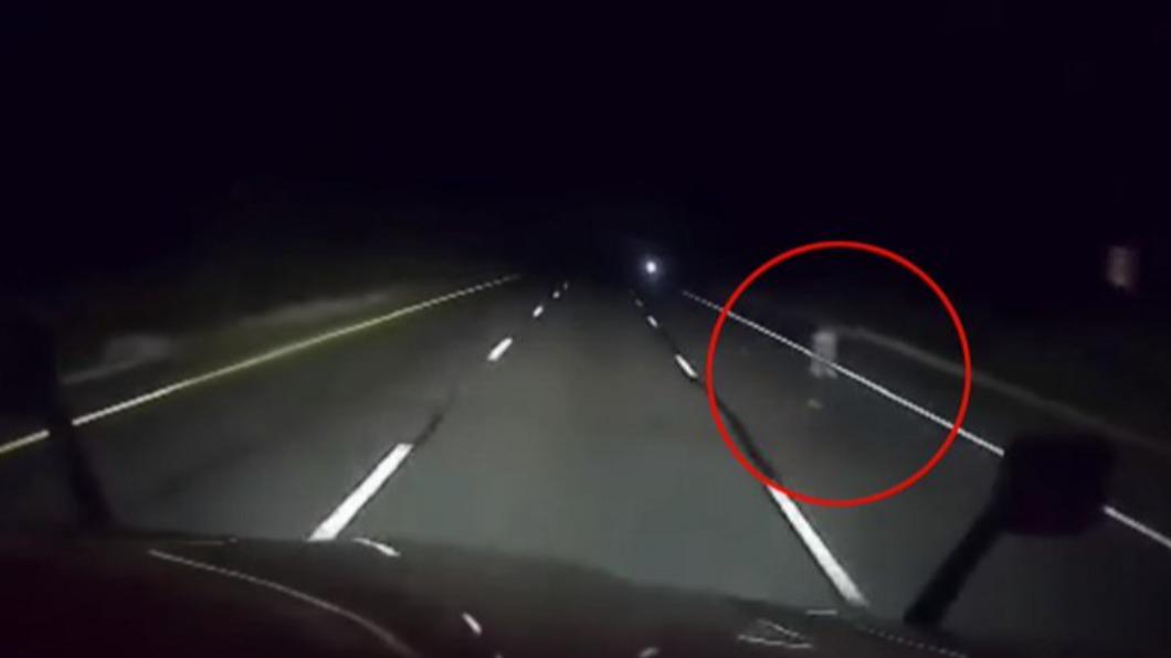 美國卡車司機深夜開車上公路驚見「不明靈體」。（圖／翻攝自《福斯新聞》）