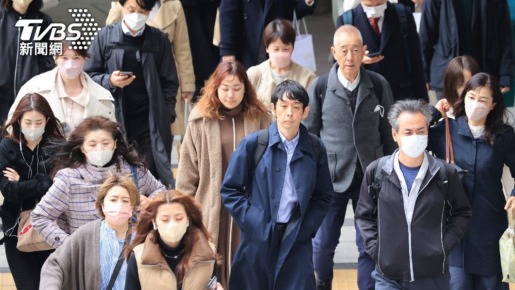 日本政府宣布自本月13日起，無論室內外，都不再強制戴口罩，民眾可以自行決定是否要戴。（圖／達志影像美聯社）