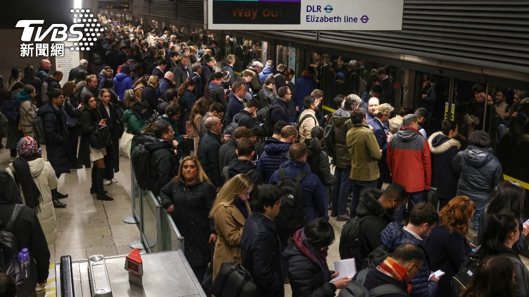 倫敦地鐵罷工，民眾擠在月台上。（圖／達志影像路透社）
