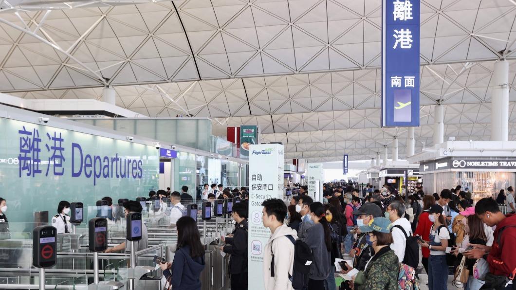 香港國際機場因系統故障，導致人流堵塞。（圖／香港01）