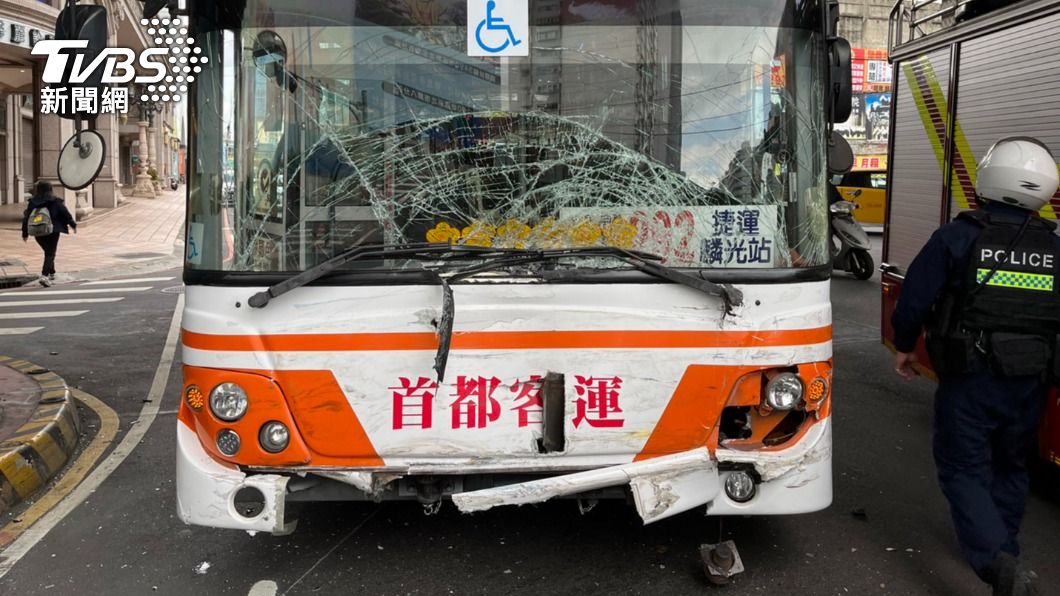 公車直行撞上轉彎自小客車。（圖／TVBS）