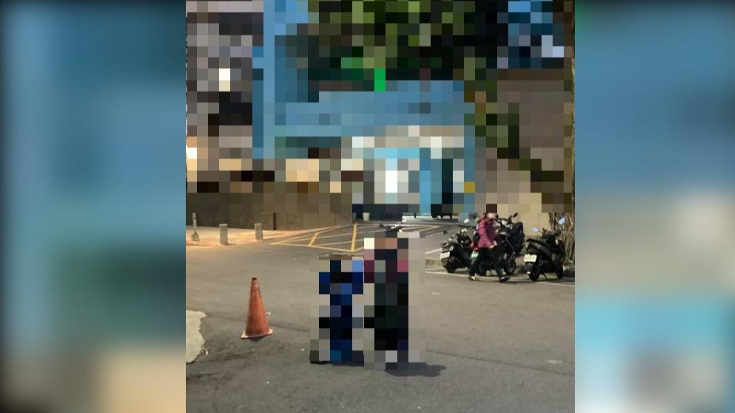 臉書粉專「汽車專家林大維」日前貼出一張一對母子跪在北市街頭上，並高舉雙手的照片。（圖／臉書粉專「汽車專家林大維」）