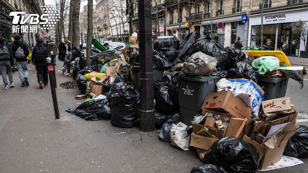 法國巴黎街道推滿垃圾。（圖／達志影像美聯社）