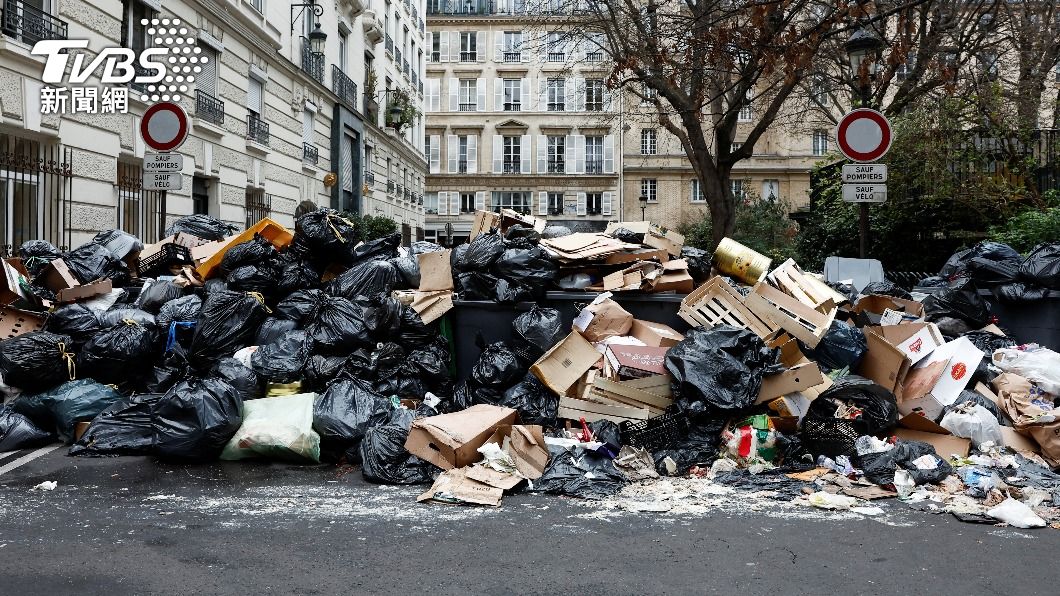 巴黎街頭出現大量無人收拾的垃圾山。（圖／達志影像路透社）