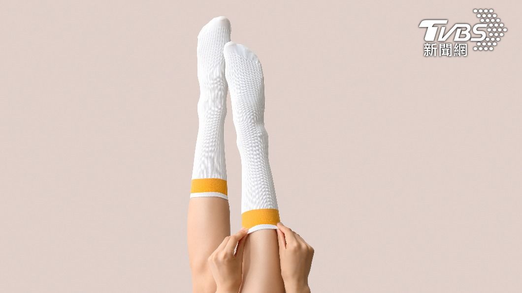 網友崩潰分享，自己的女友有在賣穿過的襪子。（示意圖，與事件無關／shutterstock達志影像）