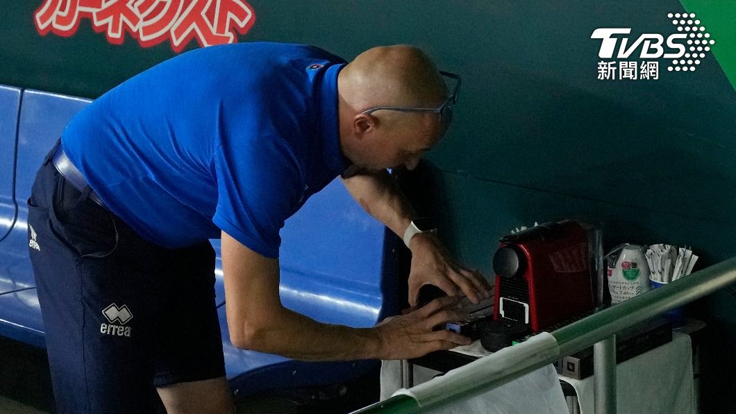 比賽開打前，義大利隊上的訓練員正在休息區長椅旁設置義式濃縮咖啡機。（圖／達志影像美聯社）