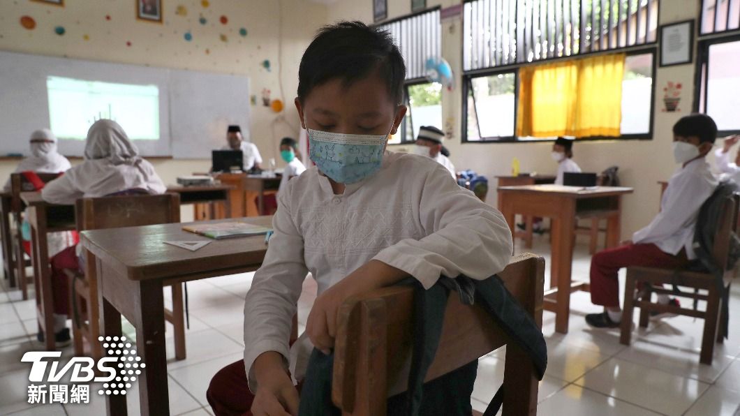 印尼南部東努沙登加拉省要求高三學生，提早在上午5時30分進入學校，讓家長好崩潰。（圖／達志影像美聯社）