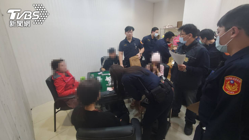 警方上門查緝逮捕10多名賭客。（圖／TVBS）