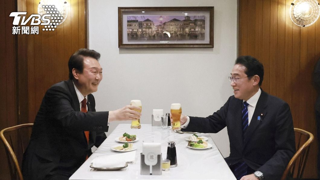 日本首相岸田文雄（右）與南韓總統尹錫悅（左）在續攤吃蛋包飯時舉杯對飲。（圖／達志影像路透社）