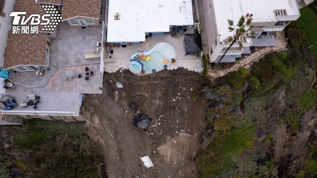 加州西部地區一整排豪宅地基被掏空，空拍圖清晰可見一座泳池差一步就要掉下懸崖。（圖／達志影像路透社）