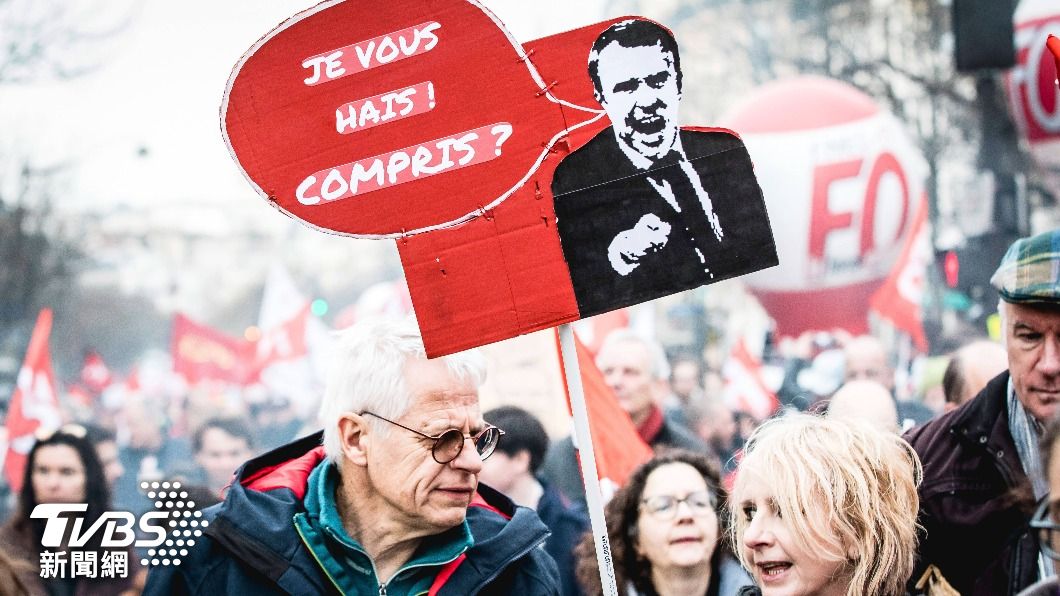 不滿馬克洪強推退休年齡改革，法國在野黨將提不信任投票。（圖／達志影像美聯社）