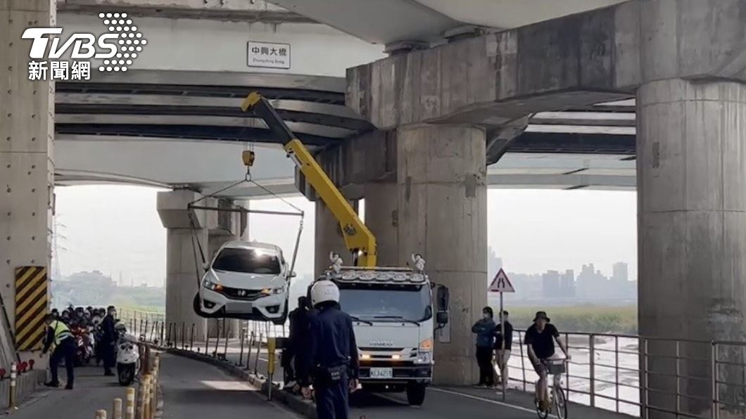 民眾開車誤闖中興橋機車道。（圖／TVBS）