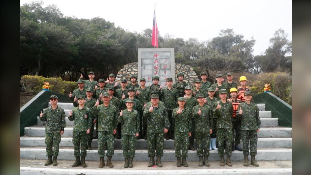 陸軍司令徐衍璞為鼓舞二膽島官兵士氣，親赴大膽島與二膽島發放加菜金及慰問品。（圖／陸軍司令部提供）