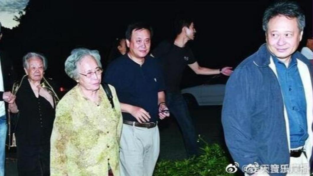 李安（右）與弟弟李崗（中）帶著母親李楊思莊出門。（圖／翻攝自楚天音樂廣播微博） 李安97歲母與世長辭　曾一句話造就國際級名導