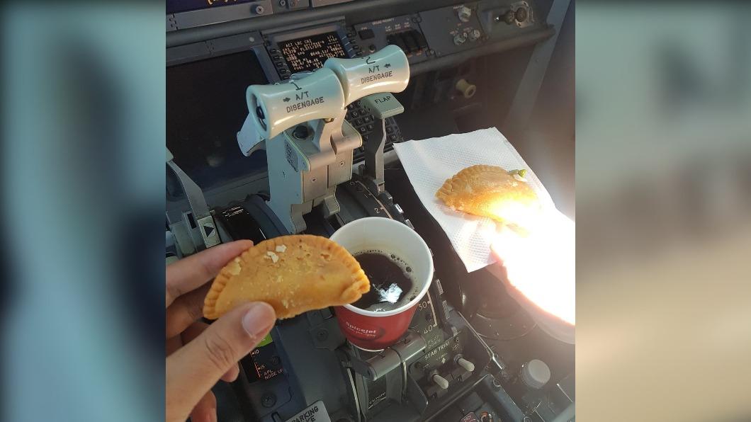 印度2名機師，值勤時貼出在駕駛艙喝咖啡吃甜點的照片，卻慘遭停飛處分。（圖／翻攝自推特）