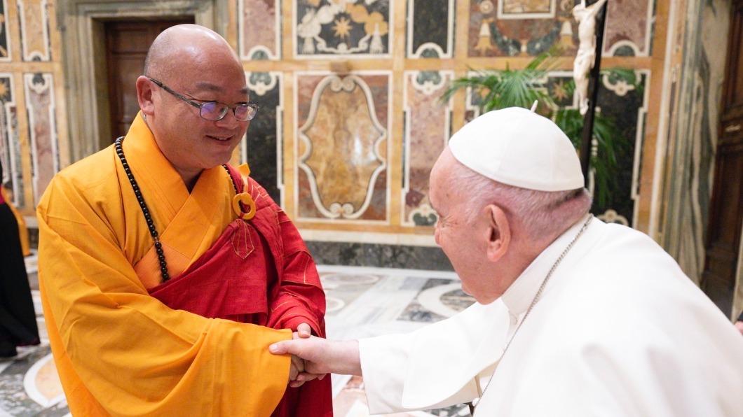 教宗方濟各（右）在教廷克勉廳親切會見來自台灣的佛教界領袖。（圖／佛光山提供）