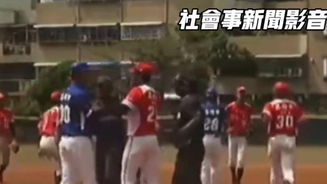 三民高中總教練（左）衝上前對投手嗆聲。（圖／翻攝自社會事新聞影音）