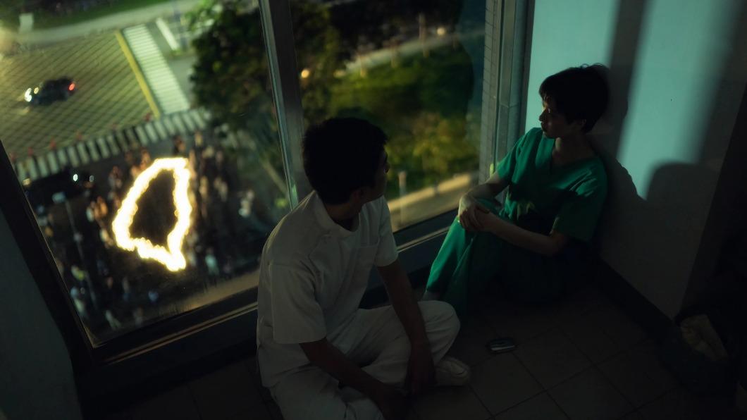 曾敬驊、項婕如這對醫護戀人面對隔離的困境互相支持彼此，窗外的台灣形狀燈格外溫暖。（圖／CATCHPLAY提供）