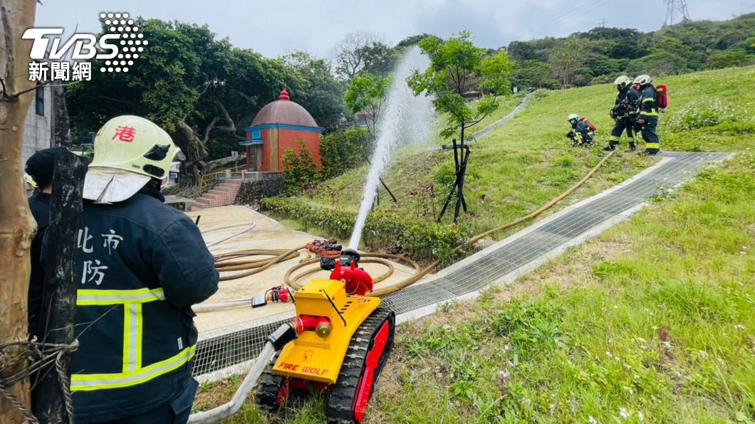 警消出動消防機器人協助射水灌救。（圖／TVBS）