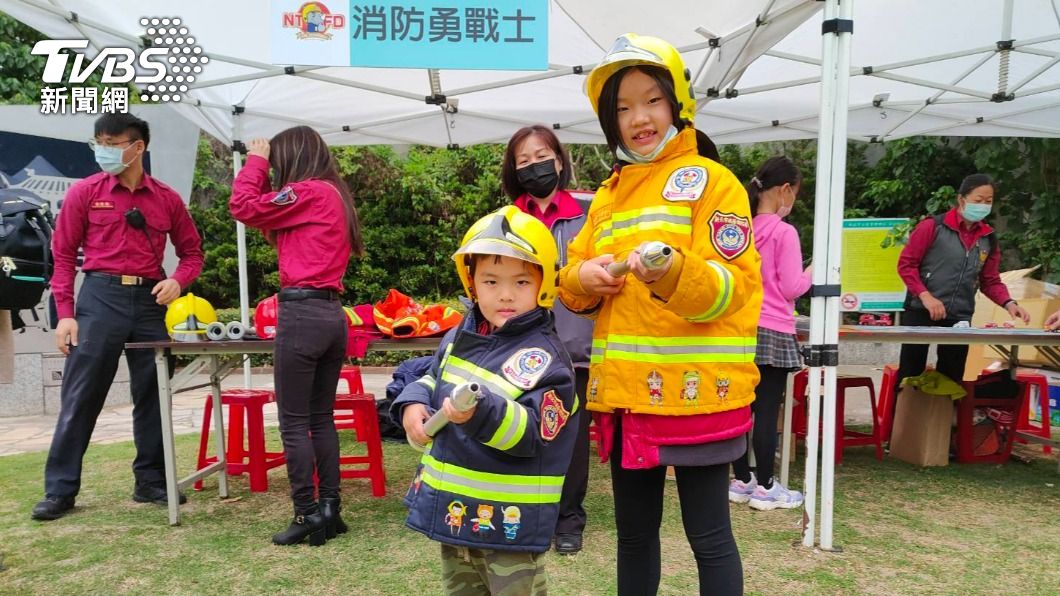 小朋友們參加園遊會扮演小小消防員。（圖／TVBS）