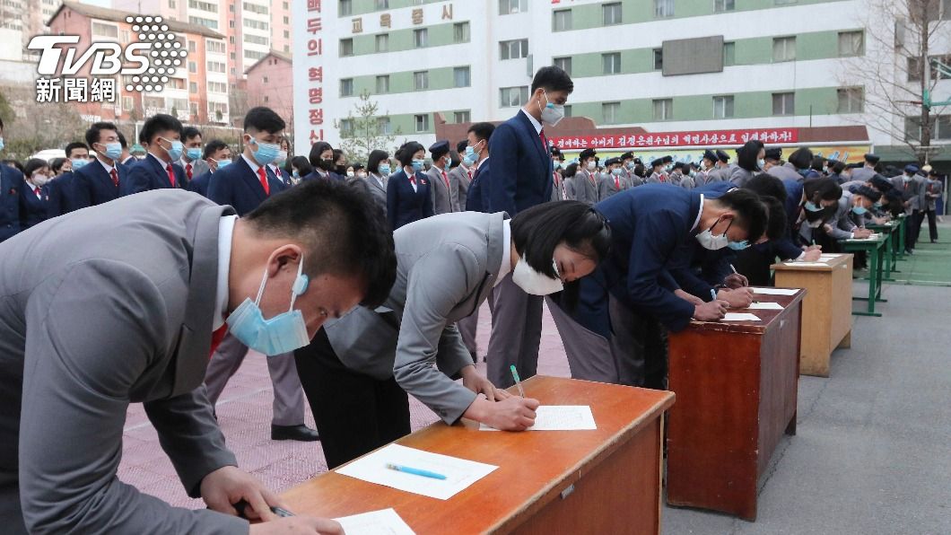 北韓青年團官員和學生簽署名冊表示自願入伍。（圖／達志影像美聯社）