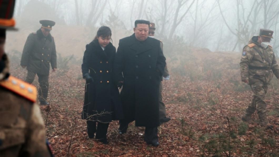 北韓領導人金正恩偕愛女金珠愛現身演習現場。（圖／翻攝自《勞動新聞》）