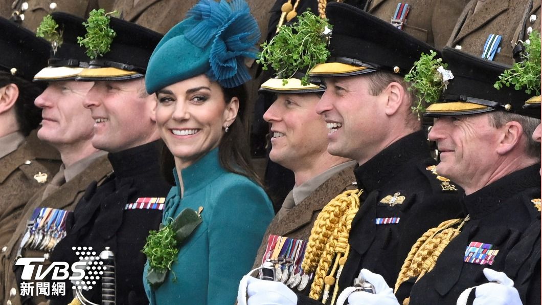 為慶祝愛爾蘭聖派翠克節，威廉王子和凱特王妃來到愛爾蘭衛隊慰問軍官，而這也是凱特王妃成為該衛隊上校以來，首次參加聖派翠克節活動。（圖／達志影像路透社）