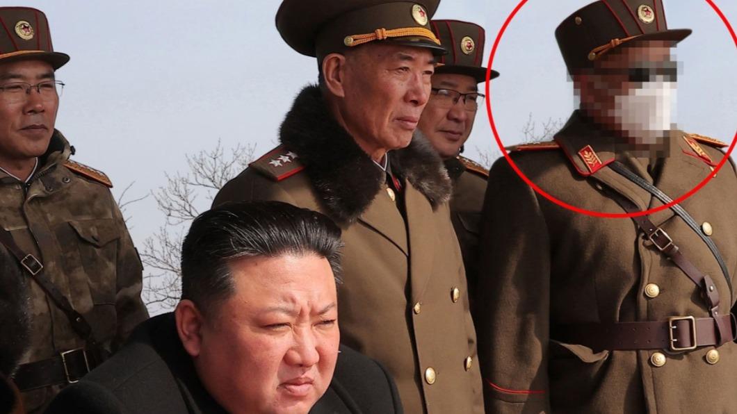 金正恩身旁的男子臉罕見被打上「馬賽克」，南韓媒體認為他可能是「戰術核武負責人」。（圖／翻攝自《朝鮮日報》）