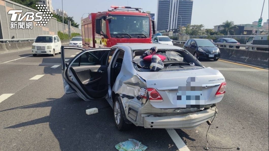 轎車遭2貨櫃車追撞，婦人命危送醫。（圖／TVBS）