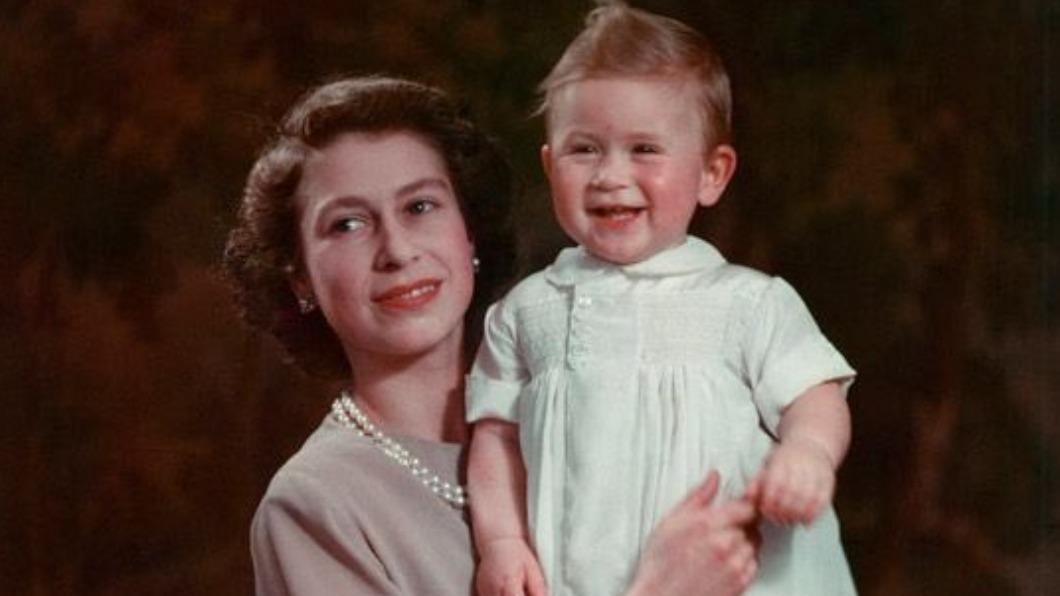 伊莉莎白二世抱著查爾斯的照片。（圖／翻攝自The Royal Family 推特 @RoyalFamily）