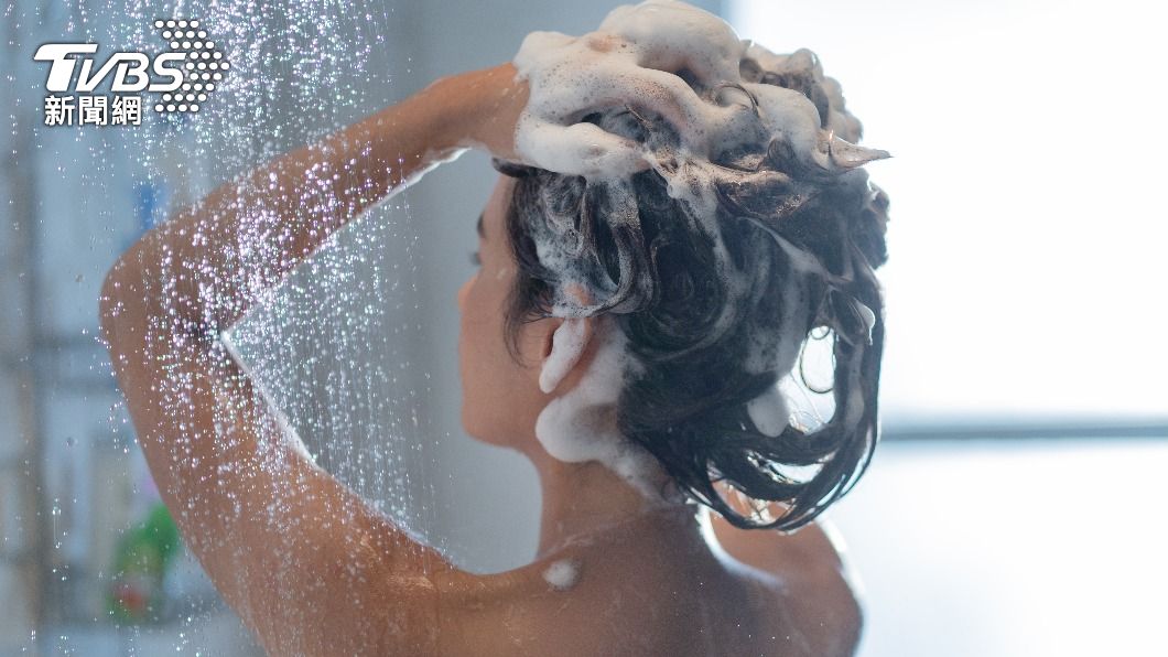 1名女網友因髮質油，但又看見文章建議「不能每天洗」，故發文詢問眾人意見。（示意圖／Shutterstock達志影像）