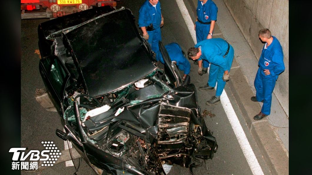 黛妃在1997年8月31日，在巴黎發生嚴重車禍後重傷死亡，此消息震驚全世界。（圖／達志影像美聯社）
