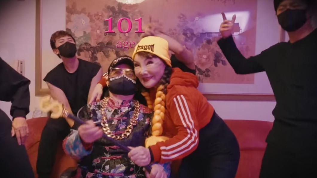 蘋果花歌后楊燕（右）高齡101歲的媽媽也參與MV拍攝。（圖／光璞提供）