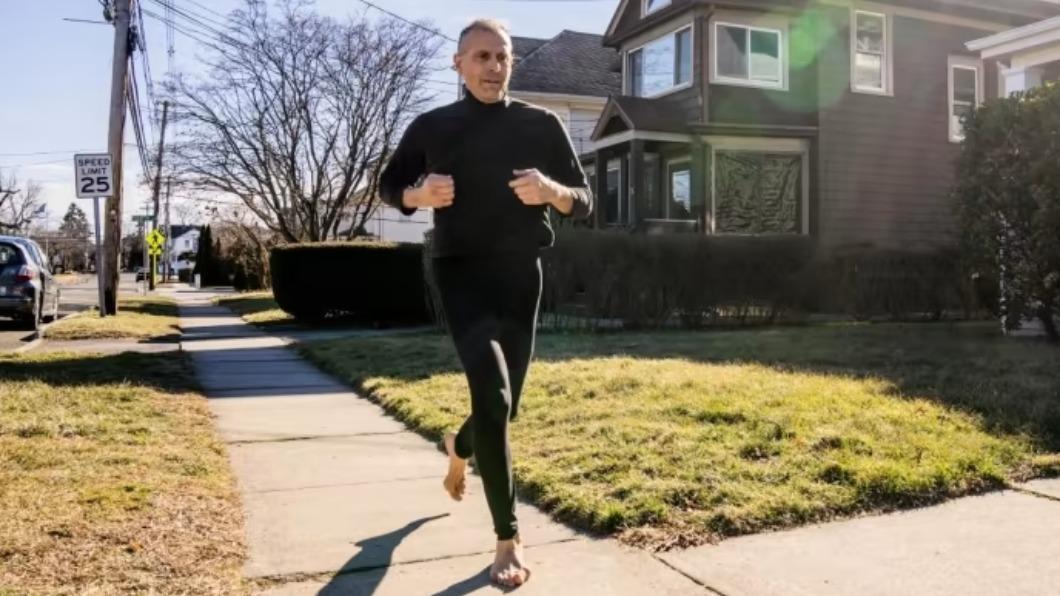 美國康乃狄克州（Connecticut）59歲男子德魯沃（Joseph DeRuvo Jr），過去20年堅持赤腳。（圖／翻攝自《紐約時報》）