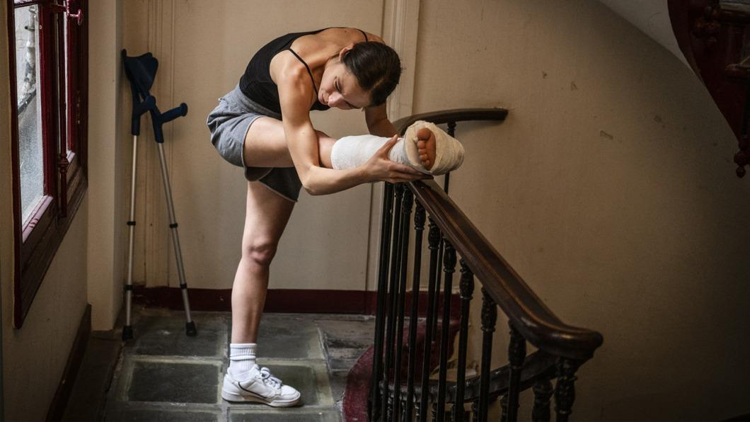 法國第一舞后瑪麗恩巴博，在《再一次勇敢跳躍》中，飾演一名因傷被迫放棄舞蹈生涯的芭蕾舞者。（圖／中影提供）