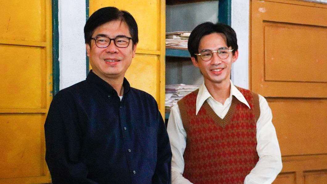 出身高雄的演員洪毓璟（右）與市長陳其邁（左）相見歡。（圖／高雄市電影館提供）
