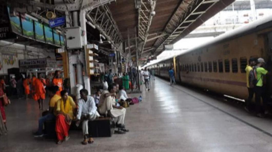 印度帕特納樞紐火車站（Patna Junction railway station）月台19日上午10時突播「3分鐘A片」。（圖／翻攝自《印度時報》）