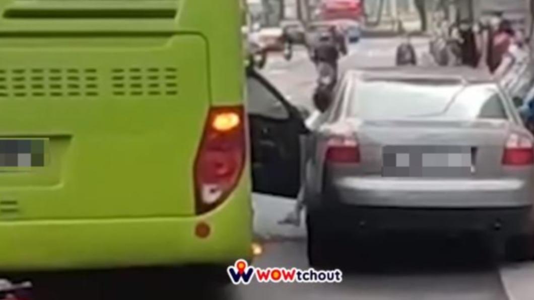 1名女駕駛違停亂開門，導致車門直接被後方公車撞到對折。（圖／翻攝自「Wowtchout - 地圖型行車紀錄器分享平台」臉書）