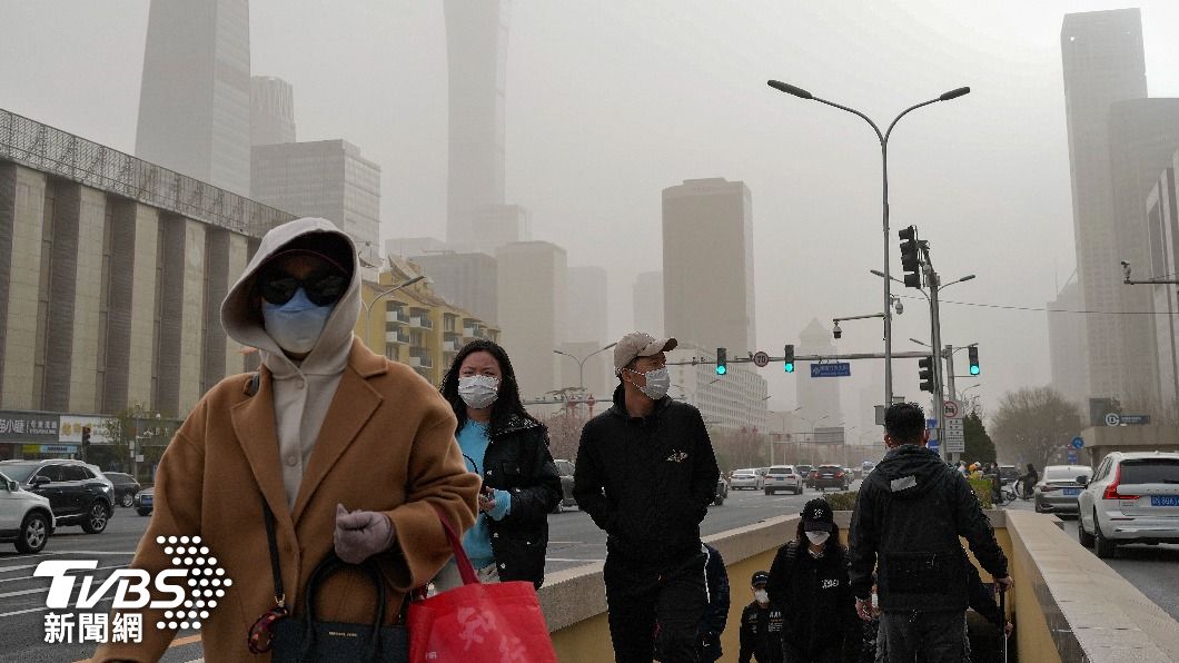 被沙塵暴壟罩的北京市區街頭。（圖／達志影像美聯社）