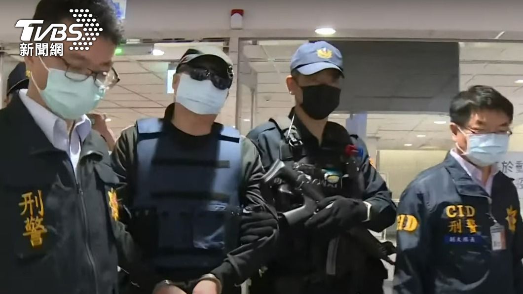 陳建寧（左二）被警方押解返台。（圖／TVBS）