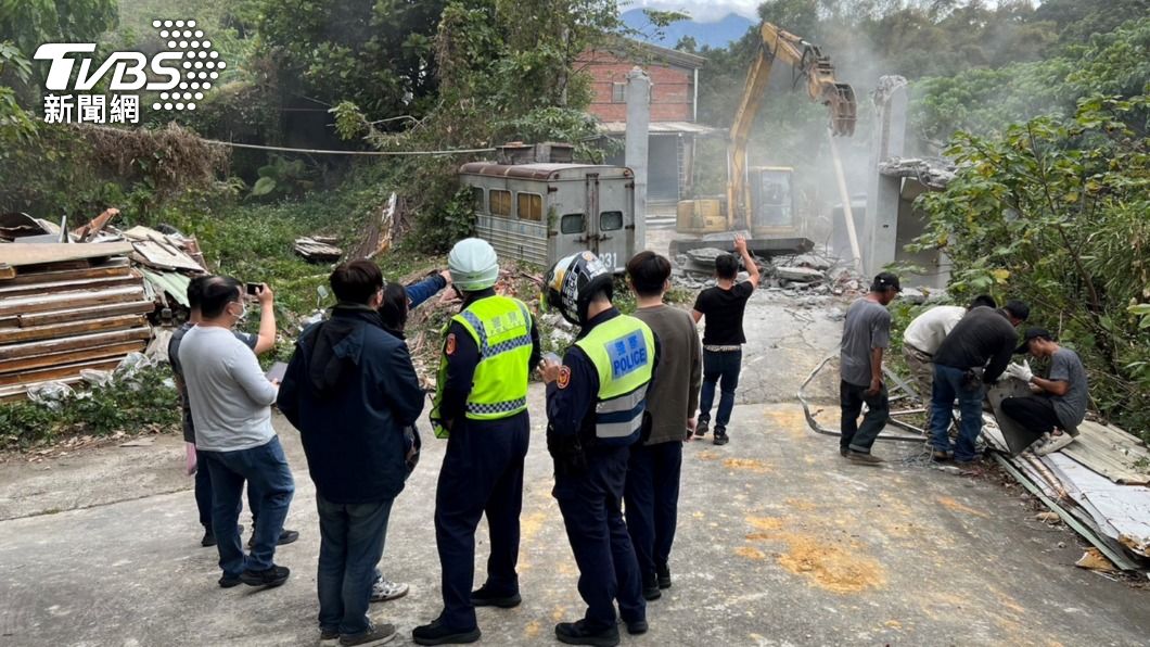 違建鐵皮屋暗藏地下賭場，日前在各單位監督下強勢拆除。（圖／TVBS）